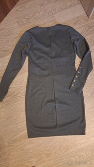 Šedé šaty s knoflíky na rukávech - 3