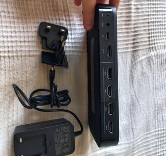 V ZÁRUCE, NOVÝ - 8K HDMI sync box Philips Hue Play - 3