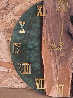 Nástěnné hodiny ze dřeva a epoxidu - 3