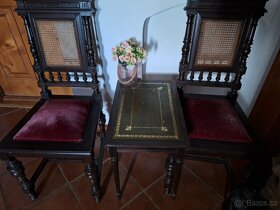 Starožitné židle a stolek potažen kůži - 3