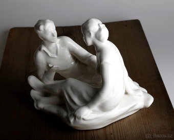 glazovaná keramická socha muže a ženy - 3