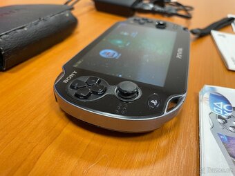 PlayStation Vita 1104 OLED + 8GB karta – pěkný stav - 3