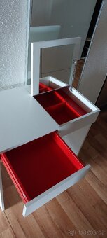 Kosmetický stolek Ikea - 3