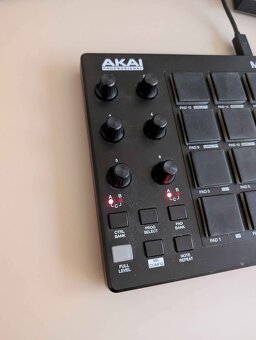 MIDI kontrolér Akai MPD218 - 3