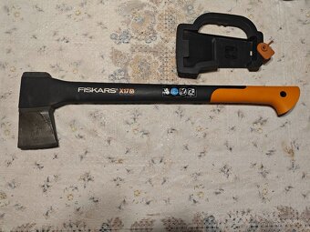 Značková štípecí sekera Fiskars pekní stav - 3