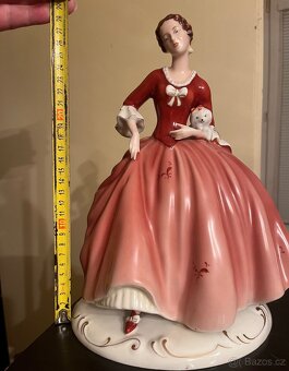 Porcelánová socha Royal Dux – dáma se psem, ČSR - 3
