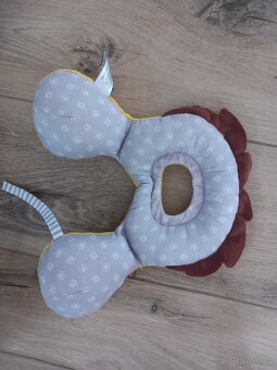 Nakrčnik s opěrkou hlavy do autosedačky lev - 3