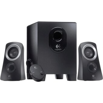 Počítač s monitorem, repro soustavou počítačovým stolem - 3