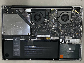 Apple MacBook Pro 17" Intel Core i7 2.2 GHz, 16 GB RAM - 3