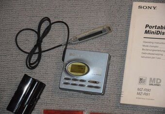 Minidisc Sony MZ-R91, manual, AA adapter, manual, MD disky - 3