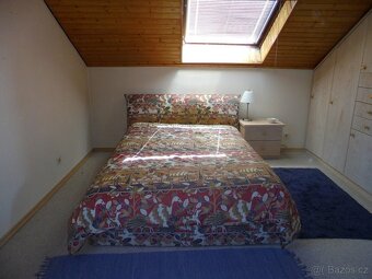 čalouněná postel, rošt, matrace, přehoz noční stolek - 3