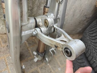 Husqvarna 610 / 410 - zadní kyvná vidlice - 3