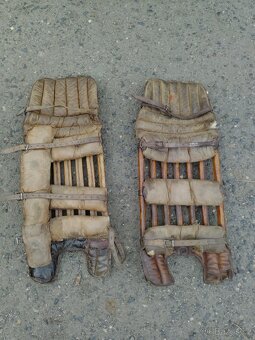 Velmi staré kožené chrániče nohou-betony - 3