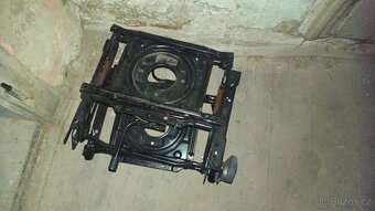 otočná základna autosedačky - 3