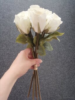Bílá růže 🌹 na svatbu - 3