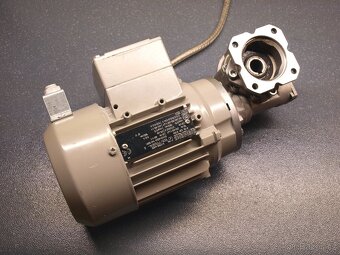 Elektromotor s převodovkou - 3