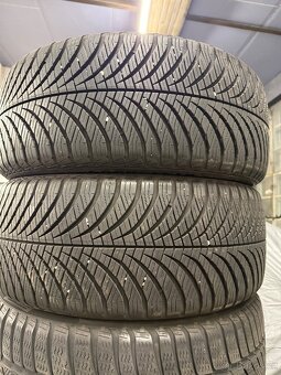 prodám zimní 235/45/18 Goodyear a Pirelli - - 3