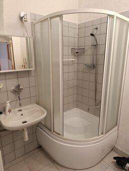 Sprchový kout, madla, koupelnové vybavení - 3