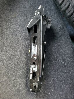 Prodám originál rezervu,hever,klíč a tažné oko - 3