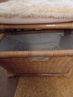 Prodám proutěné křesílko s úložným prostorem a kožešinou - 3