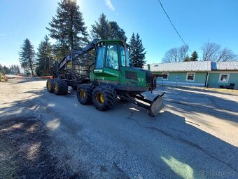 Vyvážecí traktor J. Deere 810 D - 3