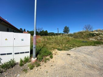 Prodej zasíťované stavební parcely 845 m2 ve Zvěstově, okr.  - 3