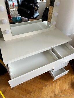 Kosmetický stůl s LED osvětlením - 3