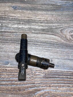 Morgan  -  šikmý převodník k tachometru na přední kolo. - 3