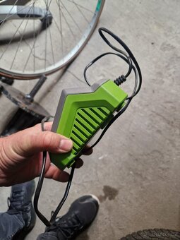 Prodám aku nůžky na živý plot +aku nabíječku - 3