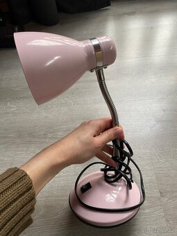 Kovová růžová stolní lampa - 3