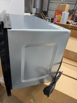Černá mikrovlnka značky Philco - 3