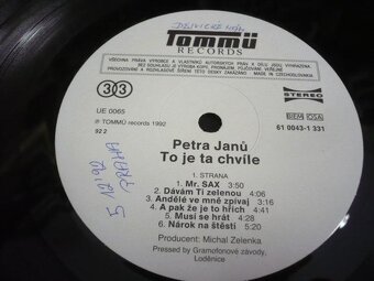 Petra Janů – To je ta chvíle   (LP) + podpis - 3
