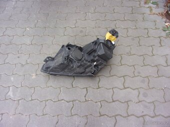 pravé přední světlo Peugeot 3008 od roku 2017 - 3