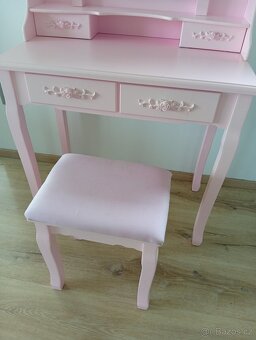 Kosmetický stolek - 3