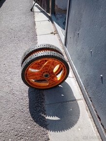 Zadní kola k pojezdové benzínové sekačce - 3