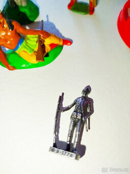 INDIÁNI, TOTEM, VOJÁČEK A RETRO HRAČKA - 3