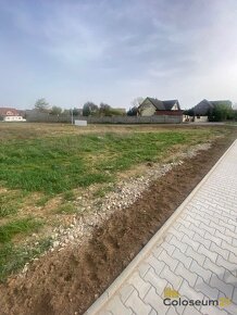 Prodej zasíťovaného rovinatého stavebního pozemku 815m2, Hře - 3