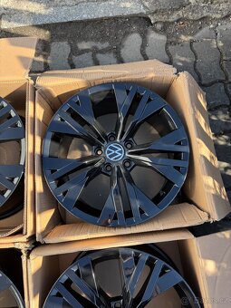 ORIGINÁL Alu Volkswagen STAVENGER R17, 5x112 - TOP STAV - 3