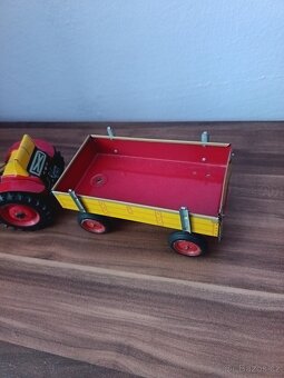 Prodám dětský traktor.Trakor je jako nový nic mu nechybí.Jed - 3