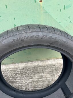 Pneu 285/40 R22 - 3