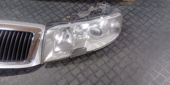 Škoda Superb předn xenonová světla a maska - 3
