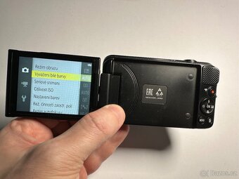 Nikon Coolpix S6600 černý - Výklopný displej - 3