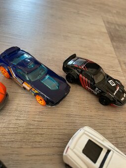 Autíčka Hot Wheels - 3