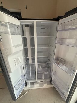 Nová americká lednice s ledovačem Samsung RS65DG5403B - 3