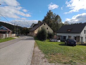 Dom pri potôčiku na Slovensku Staškov u Klokočova. - 3