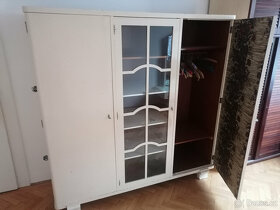 Prvorepubliková šatní skříň, komoda se zrcadlem + gauč - 3