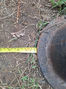 Litinový  kryt  hlavního uzávěru  vody. - 3