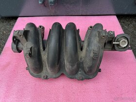 Sání motoru ŠKODA 1,4 16V 1,6i 06A133206H - 3