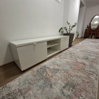 Tv stolek BYAS, bílý lesk - 3