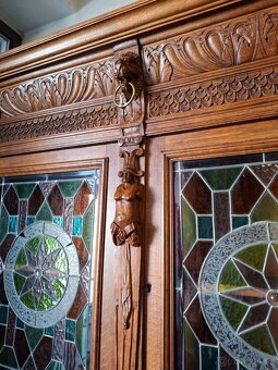 Starožitný vyřezávaný příborník s vitráží - 3